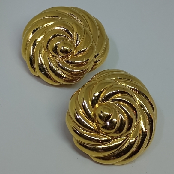 * vintage Ciner large gold tone swirl shell? clip on earrings - Picture 1 of 6